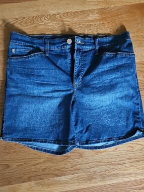 Bandolino Blue Denim Shorts Size 14 - Like New